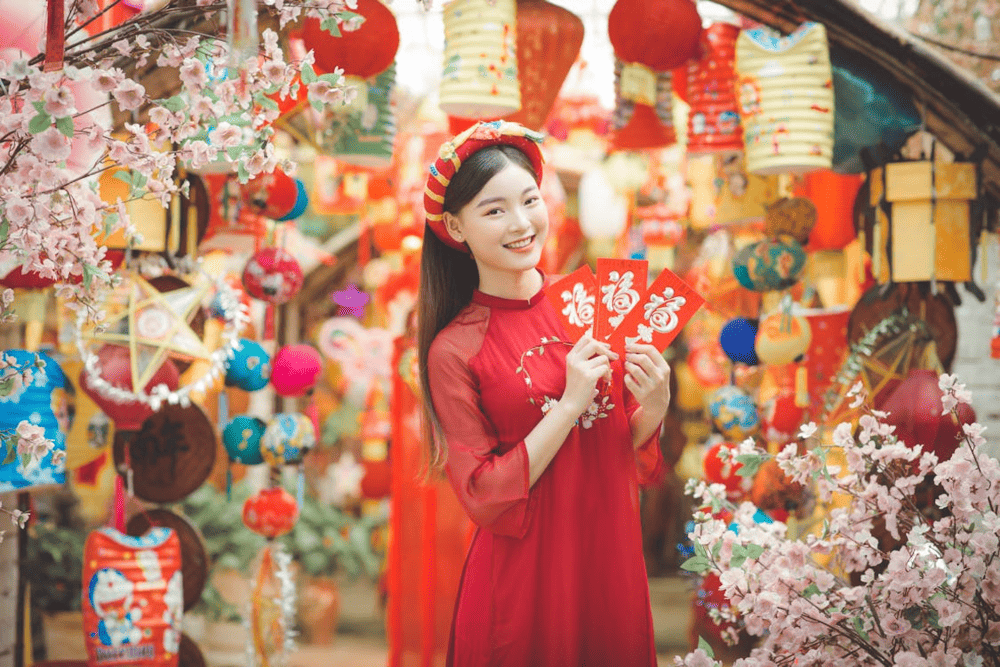 During Lunar New Year, the sight of Vietnamese women in vibrant ao dai has become an enduring symbol of celebration (Source: Pexels)